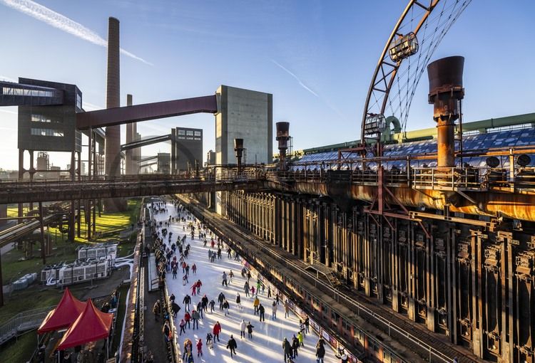 Im Winter verwandelt sich das große Wasserbecken am ehemaligen Druckmaschinengleis auf der Kokerei Zollverein in die 150 Meter lange Zollverein Eisbahn, die zum Schlittschuhlaufen in faszinierender Atmosphäre einlädt. 

Allabendlich wird die Fläche mit der Installation „Monochromatic Red and Blue“ (1999) von Jonathan Speirs und Mark Major zu einem beeindruckenden Lichtkunstwerk. Seit Dezember 2014 gehört zur Eisbahn eine separate Fläche zum Eisstockschießen.