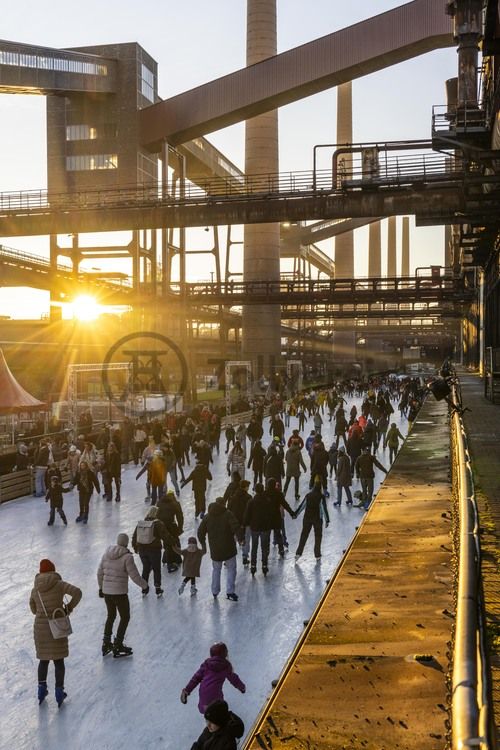 Im Winter verwandelt sich das große Wasserbecken am ehemaligen Druckmaschinengleis auf der Kokerei Zollverein in die 150 Meter lange Zollverein Eisbahn, die zum Schlittschuhlaufen in faszinierender Atmosphäre einlädt. 

Allabendlich wird die Fläche mit der Installation „Monochromatic Red and Blue“ (1999) von Jonathan Speirs und Mark Major zu einem beeindruckenden Lichtkunstwerk. Seit Dezember 2014 gehört zur Eisbahn eine separate Fläche zum Eisstockschießen.