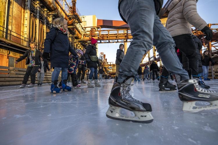 Im Winter verwandelt sich das große Wasserbecken am ehemaligen Druckmaschinengleis auf der Kokerei Zollverein in die 150 Meter lange Zollverein Eisbahn, die zum Schlittschuhlaufen in faszinierender Atmosphäre einlädt. 

Allabendlich wird die Fläche mit der Installation „Monochromatic Red and Blue“ (1999) von Jonathan Speirs und Mark Major zu einem beeindruckenden Lichtkunstwerk. Seit Dezember 2014 gehört zur Eisbahn eine separate Fläche zum Eisstockschießen.