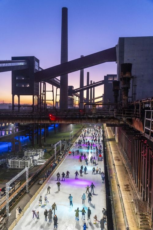 Im Winter verwandelt sich das große Wasserbecken am ehemaligen Druckmaschinengleis auf der Kokerei Zollverein in die 150 Meter lange Zollverein Eisbahn, die zum Schlittschuhlaufen in faszinierender Atmosphäre einlädt. 

Allabendlich wird die Fläche mit der Installation „Monochromatic Red and Blue“ (1999) von Jonathan Speirs und Mark Major zu einem beeindruckenden Lichtkunstwerk. Seit Dezember 2014 gehört zur Eisbahn eine separate Fläche zum Eisstockschießen.
