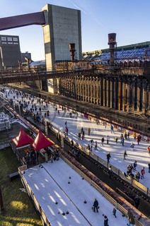 Im Winter verwandelt sich das große Wasserbecken am ehemaligen Druckmaschinengleis auf der Kokerei Zollverein in die 150 Meter lange Zollverein Eisbahn, die zum Schlittschuhlaufen in faszinierender Atmosphäre einlädt. 

Allabendlich wird die Fläche mit der Installation „Monochromatic Red and Blue“ (1999) von Jonathan Speirs und Mark Major zu einem beeindruckenden Lichtkunstwerk. Seit Dezember 2014 gehört zur Eisbahn eine separate Fläche zum Eisstockschießen.