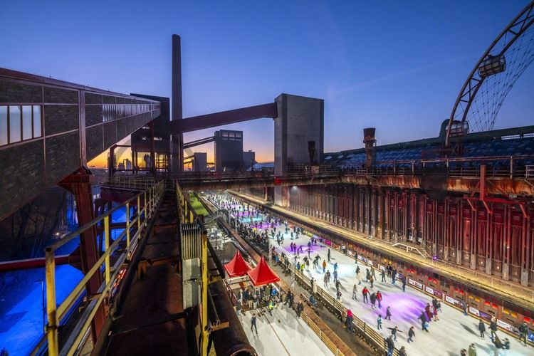 Im Winter verwandelt sich das große Wasserbecken am ehemaligen Druckmaschinengleis auf der Kokerei Zollverein in die 150 Meter lange Zollverein Eisbahn, die zum Schlittschuhlaufen in faszinierender Atmosphäre einlädt. 

Allabendlich wird die Fläche mit der Installation „Monochromatic Red and Blue“ (1999) von Jonathan Speirs und Mark Major zu einem beeindruckenden Lichtkunstwerk. Seit Dezember 2014 gehört zur Eisbahn eine separate Fläche zum Eisstockschießen.