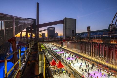 Im Winter verwandelt sich das große Wasserbecken am ehemaligen Druckmaschinengleis auf der Kokerei Zollverein in die 150 Meter lange Zollverein Eisbahn, die zum Schlittschuhlaufen in faszinierender Atmosphäre einlädt. 

Allabendlich wird die Fläche mit der Installation „Monochromatic Red and Blue“ (1999) von Jonathan Speirs und Mark Major zu einem beeindruckenden Lichtkunstwerk. Seit Dezember 2014 gehört zur Eisbahn eine separate Fläche zum Eisstockschießen.
