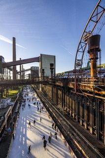 Im Winter verwandelt sich das große Wasserbecken am ehemaligen Druckmaschinengleis auf der Kokerei Zollverein in die 150 Meter lange Zollverein Eisbahn, die zum Schlittschuhlaufen in faszinierender Atmosphäre einlädt. 

Allabendlich wird die Fläche mit der Installation „Monochromatic Red and Blue“ (1999) von Jonathan Speirs und Mark Major zu einem beeindruckenden Lichtkunstwerk. Seit Dezember 2014 gehört zur Eisbahn eine separate Fläche zum Eisstockschießen.