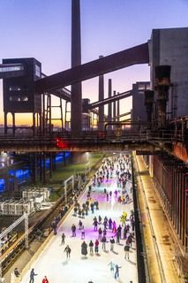 Im Winter verwandelt sich das große Wasserbecken am ehemaligen Druckmaschinengleis auf der Kokerei Zollverein in die 150 Meter lange Zollverein Eisbahn, die zum Schlittschuhlaufen in faszinierender Atmosphäre einlädt. 

Allabendlich wird die Fläche mit der Installation „Monochromatic Red and Blue“ (1999) von Jonathan Speirs und Mark Major zu einem beeindruckenden Lichtkunstwerk. Seit Dezember 2014 gehört zur Eisbahn eine separate Fläche zum Eisstockschießen.