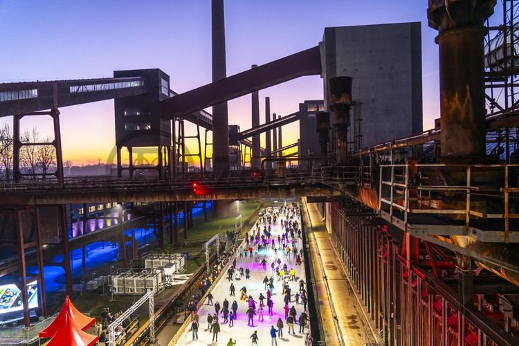 Im Winter verwandelt sich das große Wasserbecken am ehemaligen Druckmaschinengleis auf der Kokerei Zollverein in die 150 Meter lange Zollverein Eisbahn, die zum Schlittschuhlaufen in faszinierender Atmosphäre einlädt. 

Allabendlich wird die Fläche mit der Installation „Monochromatic Red and Blue“ (1999) von Jonathan Speirs und Mark Major zu einem beeindruckenden Lichtkunstwerk. Seit Dezember 2014 gehört zur Eisbahn eine separate Fläche zum Eisstockschießen.