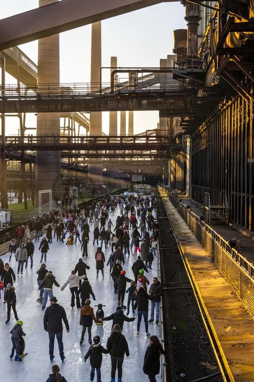 Im Winter verwandelt sich das große Wasserbecken am ehemaligen Druckmaschinengleis auf der Kokerei Zollverein in die 150 Meter lange Zollverein Eisbahn, die zum Schlittschuhlaufen in faszinierender Atmosphäre einlädt. 

Allabendlich wird die Fläche mit der Installation „Monochromatic Red and Blue“ (1999) von Jonathan Speirs und Mark Major zu einem beeindruckenden Lichtkunstwerk. Seit Dezember 2014 gehört zur Eisbahn eine separate Fläche zum Eisstockschießen.
