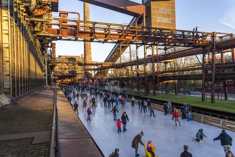Im Winter verwandelt sich das große Wasserbecken am ehemaligen Druckmaschinengleis auf der Kokerei Zollverein in die 150 Meter lange Zollverein Eisbahn, die zum Schlittschuhlaufen in faszinierender Atmosphäre einlädt. 

Allabendlich wird die Fläche mit der Installation „Monochromatic Red and Blue“ (1999) von Jonathan Speirs und Mark Major zu einem beeindruckenden Lichtkunstwerk. Seit Dezember 2014 gehört zur Eisbahn eine separate Fläche zum Eisstockschießen.