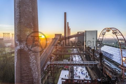 Im Winter verwandelt sich das große Wasserbecken am ehemaligen Druckmaschinengleis auf der Kokerei Zollverein in die 150 Meter lange Zollverein Eisbahn, die zum Schlittschuhlaufen in faszinierender Atmosphäre einlädt. 

Allabendlich wird die Fläche mit der Installation „Monochromatic Red and Blue“ (1999) von Jonathan Speirs und Mark Major zu einem beeindruckenden Lichtkunstwerk. Seit Dezember 2014 gehört zur Eisbahn eine separate Fläche zum Eisstockschießen.