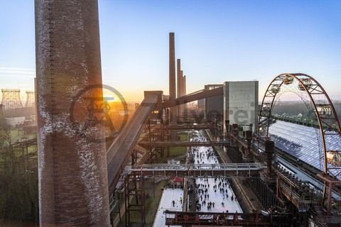 Im Winter verwandelt sich das große Wasserbecken am ehemaligen Druckmaschinengleis auf der Kokerei Zollverein in die 150 Meter lange Zollverein Eisbahn, die zum Schlittschuhlaufen in faszinierender Atmosphäre einlädt. 

Allabendlich wird die Fläche mit der Installation „Monochromatic Red and Blue“ (1999) von Jonathan Speirs und Mark Major zu einem beeindruckenden Lichtkunstwerk. Seit Dezember 2014 gehört zur Eisbahn eine separate Fläche zum Eisstockschießen.