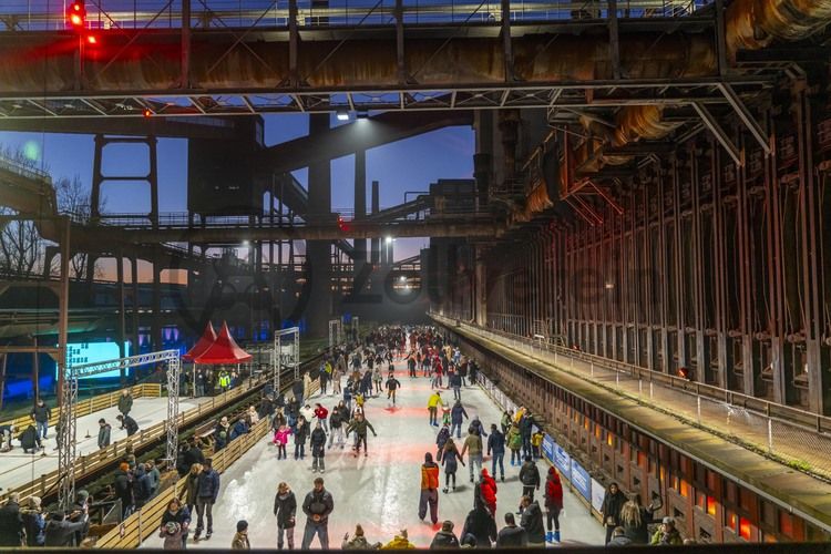 Im Winter verwandelt sich das große Wasserbecken am ehemaligen Druckmaschinengleis auf der Kokerei Zollverein in die 150 Meter lange Zollverein Eisbahn, die zum Schlittschuhlaufen in faszinierender Atmosphäre einlädt. 

Allabendlich wird die Fläche mit der Installation „Monochromatic Red and Blue“ (1999) von Jonathan Speirs und Mark Major zu einem beeindruckenden Lichtkunstwerk. Seit Dezember 2014 gehört zur Eisbahn eine separate Fläche zum Eisstockschießen.