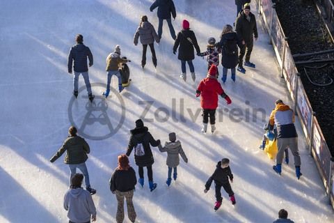 Im Winter verwandelt sich das große Wasserbecken am ehemaligen Druckmaschinengleis auf der Kokerei Zollverein in die 150 Meter lange Zollverein Eisbahn, die zum Schlittschuhlaufen in faszinierender Atmosphäre einlädt. 

Allabendlich wird die Fläche mit der Installation „Monochromatic Red and Blue“ (1999) von Jonathan Speirs und Mark Major zu einem beeindruckenden Lichtkunstwerk. Seit Dezember 2014 gehört zur Eisbahn eine separate Fläche zum Eisstockschießen.