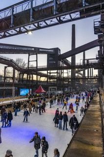 Im Winter verwandelt sich das große Wasserbecken am ehemaligen Druckmaschinengleis auf der Kokerei Zollverein in die 150 Meter lange Zollverein Eisbahn, die zum Schlittschuhlaufen in faszinierender Atmosphäre einlädt. 

Allabendlich wird die Fläche mit der Installation „Monochromatic Red and Blue“ (1999) von Jonathan Speirs und Mark Major zu einem beeindruckenden Lichtkunstwerk. Seit Dezember 2014 gehört zur Eisbahn eine separate Fläche zum Eisstockschießen.