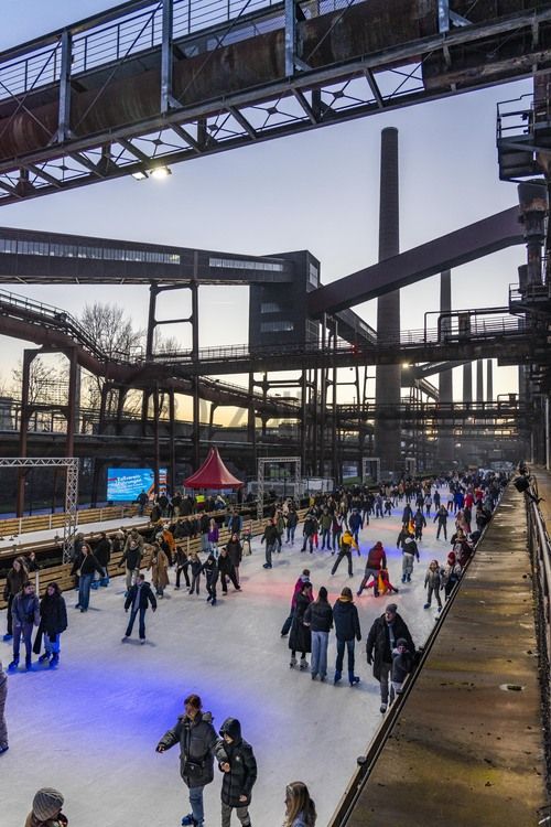Im Winter verwandelt sich das große Wasserbecken am ehemaligen Druckmaschinengleis auf der Kokerei Zollverein in die 150 Meter lange Zollverein Eisbahn, die zum Schlittschuhlaufen in faszinierender Atmosphäre einlädt. 

Allabendlich wird die Fläche mit der Installation „Monochromatic Red and Blue“ (1999) von Jonathan Speirs und Mark Major zu einem beeindruckenden Lichtkunstwerk. Seit Dezember 2014 gehört zur Eisbahn eine separate Fläche zum Eisstockschießen.