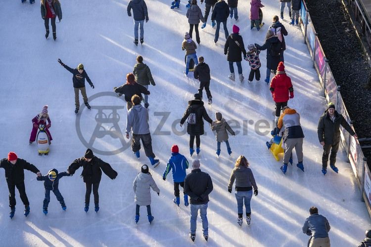 Im Winter verwandelt sich das große Wasserbecken am ehemaligen Druckmaschinengleis auf der Kokerei Zollverein in die 150 Meter lange Zollverein Eisbahn, die zum Schlittschuhlaufen in faszinierender Atmosphäre einlädt. 

Allabendlich wird die Fläche mit der Installation „Monochromatic Red and Blue“ (1999) von Jonathan Speirs und Mark Major zu einem beeindruckenden Lichtkunstwerk. Seit Dezember 2014 gehört zur Eisbahn eine separate Fläche zum Eisstockschießen.