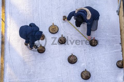Im Winter verwandelt sich das große Wasserbecken am ehemaligen Druckmaschinengleis auf der Kokerei Zollverein in die 150 Meter lange Zollverein Eisbahn, die zum Schlittschuhlaufen in faszinierender Atmosphäre einlädt. 

Allabendlich wird die Fläche mit der Installation „Monochromatic Red and Blue“ (1999) von Jonathan Speirs und Mark Major zu einem beeindruckenden Lichtkunstwerk. Seit Dezember 2014 gehört zur Eisbahn eine separate Fläche zum Eisstockschießen.