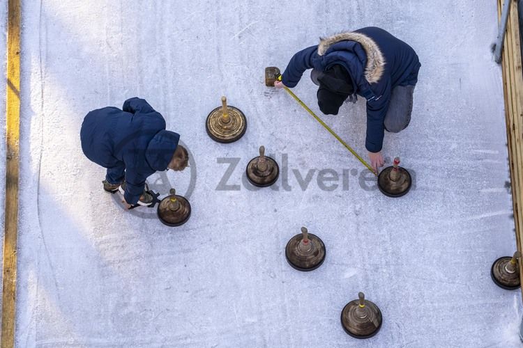 Im Winter verwandelt sich das große Wasserbecken am ehemaligen Druckmaschinengleis auf der Kokerei Zollverein in die 150 Meter lange Zollverein Eisbahn, die zum Schlittschuhlaufen in faszinierender Atmosphäre einlädt. 

Allabendlich wird die Fläche mit der Installation „Monochromatic Red and Blue“ (1999) von Jonathan Speirs und Mark Major zu einem beeindruckenden Lichtkunstwerk. Seit Dezember 2014 gehört zur Eisbahn eine separate Fläche zum Eisstockschießen.