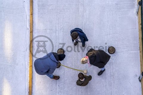 Im Winter verwandelt sich das große Wasserbecken am ehemaligen Druckmaschinengleis auf der Kokerei Zollverein in die 150 Meter lange Zollverein Eisbahn, die zum Schlittschuhlaufen in faszinierender Atmosphäre einlädt. 

Allabendlich wird die Fläche mit der Installation „Monochromatic Red and Blue“ (1999) von Jonathan Speirs und Mark Major zu einem beeindruckenden Lichtkunstwerk. Seit Dezember 2014 gehört zur Eisbahn eine separate Fläche zum Eisstockschießen.