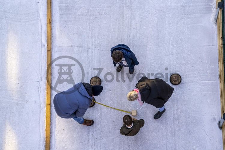 Im Winter verwandelt sich das große Wasserbecken am ehemaligen Druckmaschinengleis auf der Kokerei Zollverein in die 150 Meter lange Zollverein Eisbahn, die zum Schlittschuhlaufen in faszinierender Atmosphäre einlädt. 

Allabendlich wird die Fläche mit der Installation „Monochromatic Red and Blue“ (1999) von Jonathan Speirs und Mark Major zu einem beeindruckenden Lichtkunstwerk. Seit Dezember 2014 gehört zur Eisbahn eine separate Fläche zum Eisstockschießen.