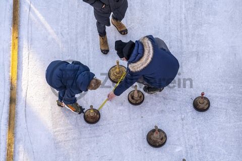 Im Winter verwandelt sich das große Wasserbecken am ehemaligen Druckmaschinengleis auf der Kokerei Zollverein in die 150 Meter lange Zollverein Eisbahn, die zum Schlittschuhlaufen in faszinierender Atmosphäre einlädt. 

Allabendlich wird die Fläche mit der Installation „Monochromatic Red and Blue“ (1999) von Jonathan Speirs und Mark Major zu einem beeindruckenden Lichtkunstwerk. Seit Dezember 2014 gehört zur Eisbahn eine separate Fläche zum Eisstockschießen.