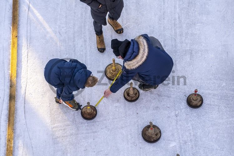 Im Winter verwandelt sich das große Wasserbecken am ehemaligen Druckmaschinengleis auf der Kokerei Zollverein in die 150 Meter lange Zollverein Eisbahn, die zum Schlittschuhlaufen in faszinierender Atmosphäre einlädt. 

Allabendlich wird die Fläche mit der Installation „Monochromatic Red and Blue“ (1999) von Jonathan Speirs und Mark Major zu einem beeindruckenden Lichtkunstwerk. Seit Dezember 2014 gehört zur Eisbahn eine separate Fläche zum Eisstockschießen.