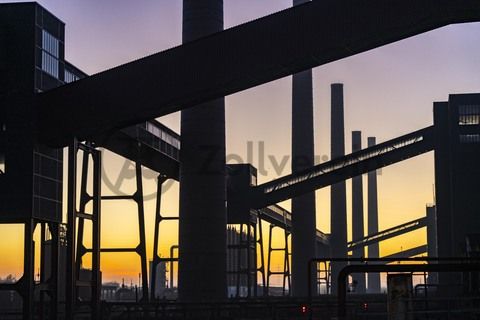 Die Kokerei Zollverein wurde von 1957 bis 1961 errichtet. Nach einer Erweiterung war die Anlage seit 1973 bis zur Stilllegung 1993 die größte Zentralkokerei Europas.