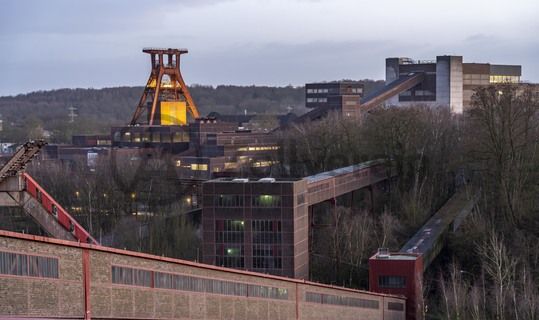 Das Bergwerk Zollverein Schacht XII galt als das größte und leistungsfähigste weltweit. Als sich am 1. Februar 1932 zum ersten Mal die Räder am Fördergerüst über der neuen Schachthalle XII drehten, ging ein industrieller Hochleistungskomplex mit weitgehend automatisierten Arbeitsabläufen in Betrieb, der sich bis in alle Einzelheiten an dem Prinzip des Fordismus – also der Fließbandproduktion – orientierte.