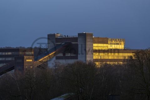 Das größte Übertagegebäude auf Zollverein war zu Betriebszeiten ein riesiger Maschinenkomplex. Bis 1986 verarbeitete die Kohlenwäsche täglich 23.000 Tonnen Rohkohle. In den Jahren 2003 bis 2006 wurde das Gebäude von Rem Koolhaas, Heinrich Böll und Hans Krabel komplett umgebaut. Heute befindet sich dort das Ruhr Museum, der Denkmalpfad Zollverein, das Besucherzentrum Ruhr mit dem Portal der Industriekultur sowie der Erich-Brost-Pavillon als Veranstaltungslocation.