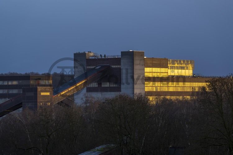 Das größte Übertagegebäude auf Zollverein war zu Betriebszeiten ein riesiger Maschinenkomplex. Bis 1986 verarbeitete die Kohlenwäsche täglich 23.000 Tonnen Rohkohle. In den Jahren 2003 bis 2006 wurde das Gebäude von Rem Koolhaas, Heinrich Böll und Hans Krabel komplett umgebaut. Heute befindet sich dort das Ruhr Museum, der Denkmalpfad Zollverein, das Besucherzentrum Ruhr mit dem Portal der Industriekultur sowie der Erich-Brost-Pavillon als Veranstaltungslocation.