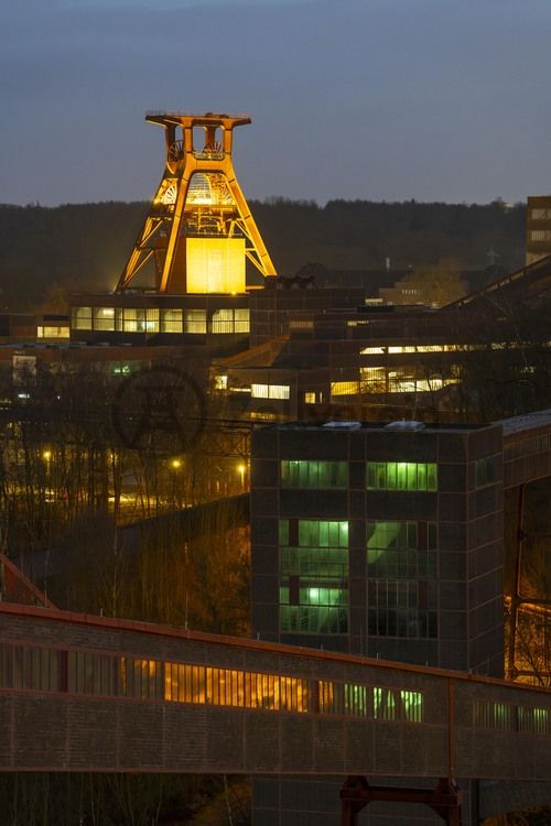 Das Bergwerk Zollverein Schacht XII galt als das größte und leistungsfähigste weltweit. Als sich am 1. Februar 1932 zum ersten Mal die Räder am Fördergerüst über der neuen Schachthalle XII drehten, ging ein industrieller Hochleistungskomplex mit weitgehend automatisierten Arbeitsabläufen in Betrieb, der sich bis in alle Einzelheiten an dem Prinzip des Fordismus – also der Fließbandproduktion – orientierte.