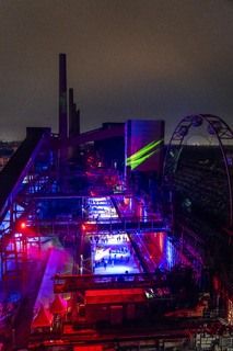 In der Wintersaison tummeln sich an mindestens zwei Abenden Discofans und Schlittschuhläufer bei der Eisdisco auf der Zollverein-Eisbahn, dem „wahrscheinlich faszinierendsten Ort zum Schlittschuhlaufen bundesweit”. Entlang der Koksöfen, in denen einst Kohle bei 1.000 Grad Celsius zu Koks gebacken wurde, erstreckt sich im Winter über eine Länge von 150 Meter die Zollverein Eisbahn. 

Insbesondere am Abend, wenn die 1.800 Quadratmeter große Eisfläche mit der Installation „Monochromatic Red and Blue“ (1999) von Jonathan Speirs und Mark Major zu einem beeindruckenden Lichtkunstwerk in atmosphärisches Licht getaucht wird, ist das Schlittschuhlaufen vor der beeindruckenden Kulisse der Kokerei Zollverein ein einzigartiges Erlebnis.