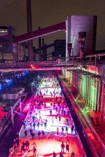 In der Wintersaison tummeln sich an mindestens zwei Abenden Discofans und Schlittschuhläufer bei der Eisdisco auf der Zollverein-Eisbahn, dem „wahrscheinlich faszinierendsten Ort zum Schlittschuhlaufen bundesweit”. Entlang der Koksöfen, in denen einst Kohle bei 1.000 Grad Celsius zu Koks gebacken wurde, erstreckt sich im Winter über eine Länge von 150 Meter die Zollverein Eisbahn. 

Insbesondere am Abend, wenn die 1.800 Quadratmeter große Eisfläche mit der Installation „Monochromatic Red and Blue“ (1999) von Jonathan Speirs und Mark Major zu einem beeindruckenden Lichtkunstwerk in atmosphärisches Licht getaucht wird, ist das Schlittschuhlaufen vor der beeindruckenden Kulisse der Kokerei Zollverein ein einzigartiges Erlebnis.