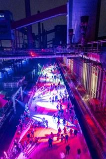 In der Wintersaison tummeln sich an mindestens zwei Abenden Discofans und Schlittschuhläufer bei der Eisdisco auf der Zollverein-Eisbahn, dem „wahrscheinlich faszinierendsten Ort zum Schlittschuhlaufen bundesweit”. Entlang der Koksöfen, in denen einst Kohle bei 1.000 Grad Celsius zu Koks gebacken wurde, erstreckt sich im Winter über eine Länge von 150 Meter die Zollverein Eisbahn. 

Insbesondere am Abend, wenn die 1.800 Quadratmeter große Eisfläche mit der Installation „Monochromatic Red and Blue“ (1999) von Jonathan Speirs und Mark Major zu einem beeindruckenden Lichtkunstwerk in atmosphärisches Licht getaucht wird, ist das Schlittschuhlaufen vor der beeindruckenden Kulisse der Kokerei Zollverein ein einzigartiges Erlebnis.