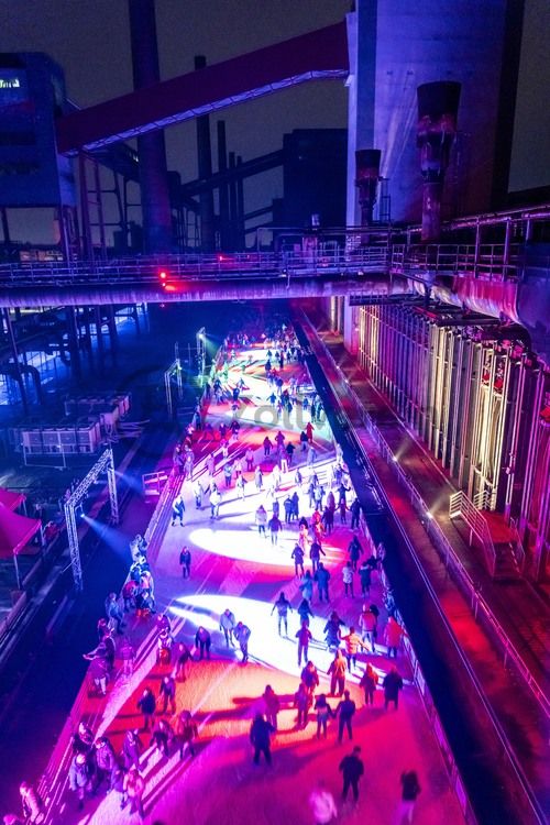 In der Wintersaison tummeln sich an mindestens zwei Abenden Discofans und Schlittschuhläufer bei der Eisdisco auf der Zollverein-Eisbahn, dem „wahrscheinlich faszinierendsten Ort zum Schlittschuhlaufen bundesweit”. Entlang der Koksöfen, in denen einst Kohle bei 1.000 Grad Celsius zu Koks gebacken wurde, erstreckt sich im Winter über eine Länge von 150 Meter die Zollverein Eisbahn. 

Insbesondere am Abend, wenn die 1.800 Quadratmeter große Eisfläche mit der Installation „Monochromatic Red and Blue“ (1999) von Jonathan Speirs und Mark Major zu einem beeindruckenden Lichtkunstwerk in atmosphärisches Licht getaucht wird, ist das Schlittschuhlaufen vor der beeindruckenden Kulisse der Kokerei Zollverein ein einzigartiges Erlebnis.