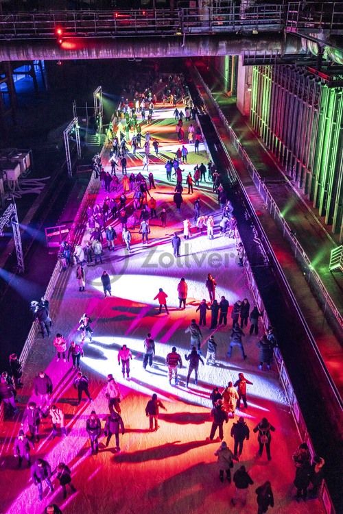 In der Wintersaison tummeln sich an mindestens zwei Abenden Discofans und Schlittschuhläufer bei der Eisdisco auf der Zollverein-Eisbahn, dem „wahrscheinlich faszinierendsten Ort zum Schlittschuhlaufen bundesweit”. Entlang der Koksöfen, in denen einst Kohle bei 1.000 Grad Celsius zu Koks gebacken wurde, erstreckt sich im Winter über eine Länge von 150 Meter die Zollverein Eisbahn. 

Insbesondere am Abend, wenn die 1.800 Quadratmeter große Eisfläche mit der Installation „Monochromatic Red and Blue“ (1999) von Jonathan Speirs und Mark Major zu einem beeindruckenden Lichtkunstwerk in atmosphärisches Licht getaucht wird, ist das Schlittschuhlaufen vor der beeindruckenden Kulisse der Kokerei Zollverein ein einzigartiges Erlebnis.