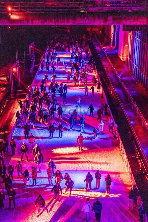 In der Wintersaison tummeln sich an mindestens zwei Abenden Discofans und Schlittschuhläufer bei der Eisdisco auf der Zollverein-Eisbahn, dem „wahrscheinlich faszinierendsten Ort zum Schlittschuhlaufen bundesweit”. Entlang der Koksöfen, in denen einst Kohle bei 1.000 Grad Celsius zu Koks gebacken wurde, erstreckt sich im Winter über eine Länge von 150 Meter die Zollverein Eisbahn. 

Insbesondere am Abend, wenn die 1.800 Quadratmeter große Eisfläche mit der Installation „Monochromatic Red and Blue“ (1999) von Jonathan Speirs und Mark Major zu einem beeindruckenden Lichtkunstwerk in atmosphärisches Licht getaucht wird, ist das Schlittschuhlaufen vor der beeindruckenden Kulisse der Kokerei Zollverein ein einzigartiges Erlebnis.