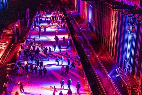 In der Wintersaison tummeln sich an mindestens zwei Abenden Discofans und Schlittschuhläufer bei der Eisdisco auf der Zollverein-Eisbahn, dem „wahrscheinlich faszinierendsten Ort zum Schlittschuhlaufen bundesweit”. Entlang der Koksöfen, in denen einst Kohle bei 1.000 Grad Celsius zu Koks gebacken wurde, erstreckt sich im Winter über eine Länge von 150 Meter die Zollverein Eisbahn. 

Insbesondere am Abend, wenn die 1.800 Quadratmeter große Eisfläche mit der Installation „Monochromatic Red and Blue“ (1999) von Jonathan Speirs und Mark Major zu einem beeindruckenden Lichtkunstwerk in atmosphärisches Licht getaucht wird, ist das Schlittschuhlaufen vor der beeindruckenden Kulisse der Kokerei Zollverein ein einzigartiges Erlebnis.