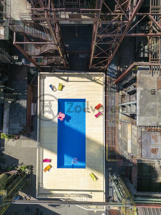 Das Werksschwimmbad ist eine sogenannte künstlerische Intervention der Frankfurter Künstler Dirk Paschke (geb. 1969) und Daniel Milohnic (geb. 1969), das sie 2001 im Rahmen des Kunstprojekts „Zeitgenössische Kunst und Kritik“ gemeinsam erschufen. Das 2,4 x 12 x 5 Meter große Becken besteht aus zwei auseinander geschnittenen und neu verschweißten Überseecontainern und fasst 130 Kubikmeter Wasser. Als „soziale Skulptur“ thematisiert der Pool den Strukturwandel im Ruhrgebiet. Gleichzeitig bietet er ein attraktives Freizeitangebot. Das Schwimmbad ist in den Sommerferien ein beliebter Treffpunkt für Kinder und Jugendliche im Essener Norden.