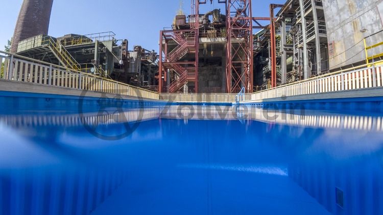 Das Werksschwimmbad ist eine sogenannte künstlerische Intervention der Frankfurter Künstler Dirk Paschke (geb. 1969) und Daniel Milohnic (geb. 1969), das sie 2001 im Rahmen des Kunstprojekts „Zeitgenössische Kunst und Kritik“ gemeinsam erschufen. Das 2,4 x 12 x 5 Meter große Becken besteht aus zwei auseinander geschnittenen und neu verschweißten Überseecontainern und fasst 130 Kubikmeter Wasser. Als „soziale Skulptur“ thematisiert der Pool den Strukturwandel im Ruhrgebiet. Gleichzeitig bietet er ein attraktives Freizeitangebot. Das Schwimmbad ist in den Sommerferien ein beliebter Treffpunkt für Kinder und Jugendliche im Essener Norden.